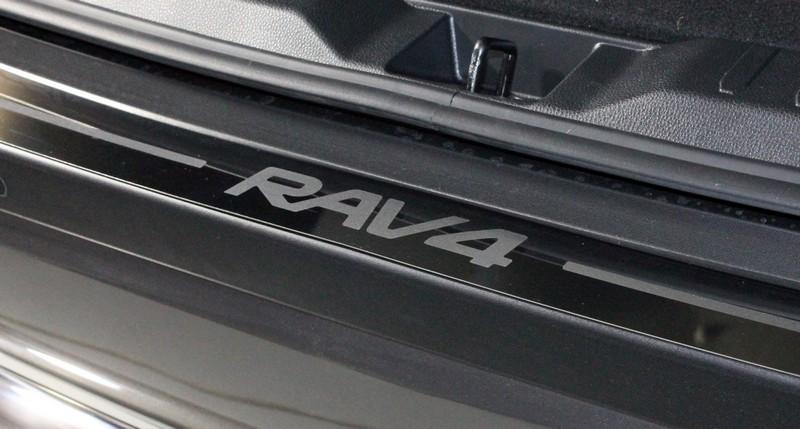Накладка на задний бампер (лист зеркальный надпись RAV4) для автомобиля Toyota Toyota RAV4 2019 арт. TOYRAV19-11