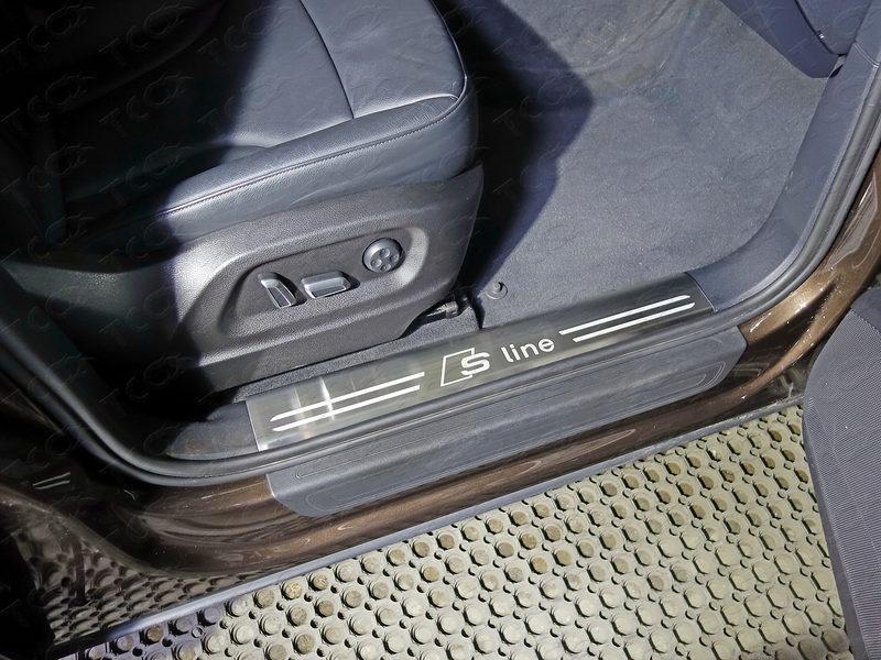 Накладки на пластиковые пороги (лист шлифованный надпись S Line) для автомобиля Audi Q5 2008-2016