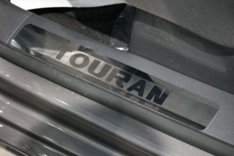 Накладки на внутренние пороги с логотипом на пластик для Volkswagen Touran 2007, Союз-96 VWTU.31.3059