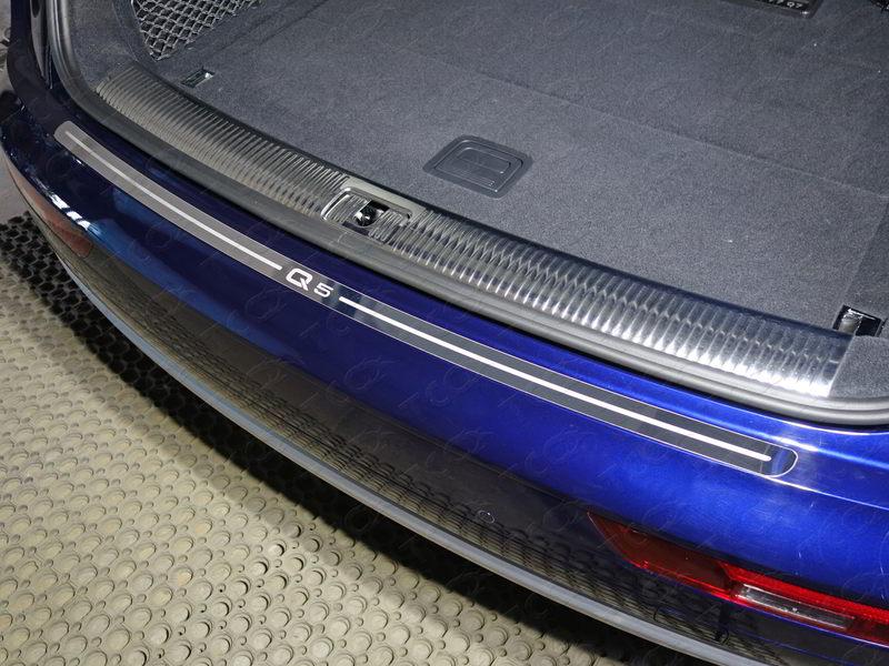 Накладка на задний бампер (лист зеркальный надпись Q5) для автомобиля Audi Q5 2017-  (а/м без пневмоподвески)