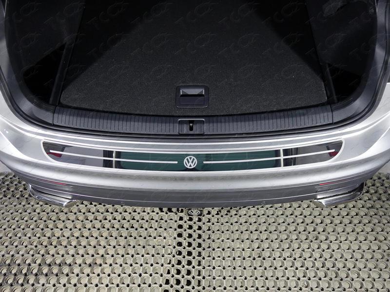Накладка на задний бампер (лист зеркальный логотип VW) для автомобиля Volkswagen Tiguan 2017-