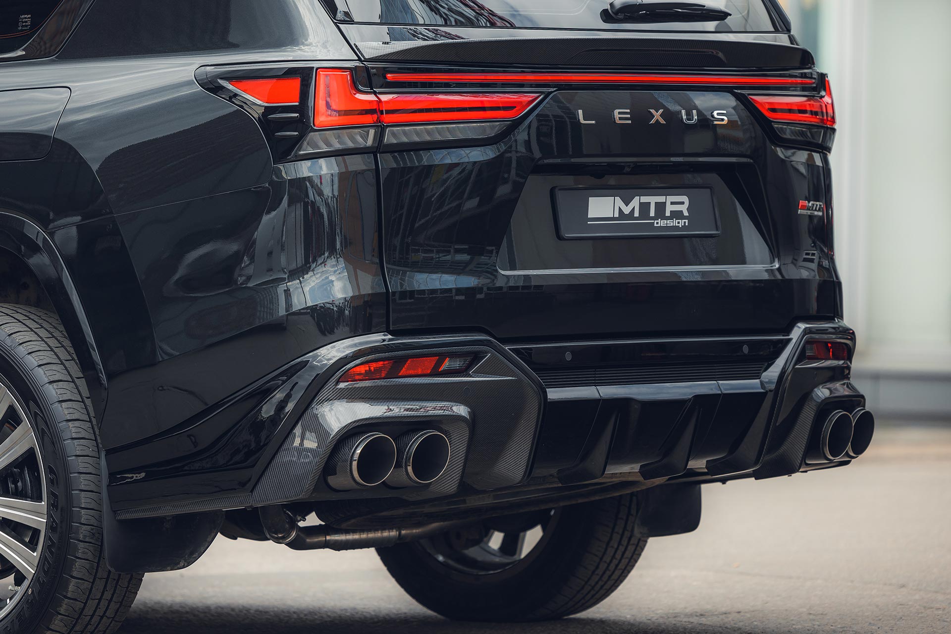Облицовка заднего бампера в сборе со сдвоенн кругл насадками для Lexus LX 500d / LX 600 (под покраску/карбон) 2022, MTR, арт. MTR-J310-22003C