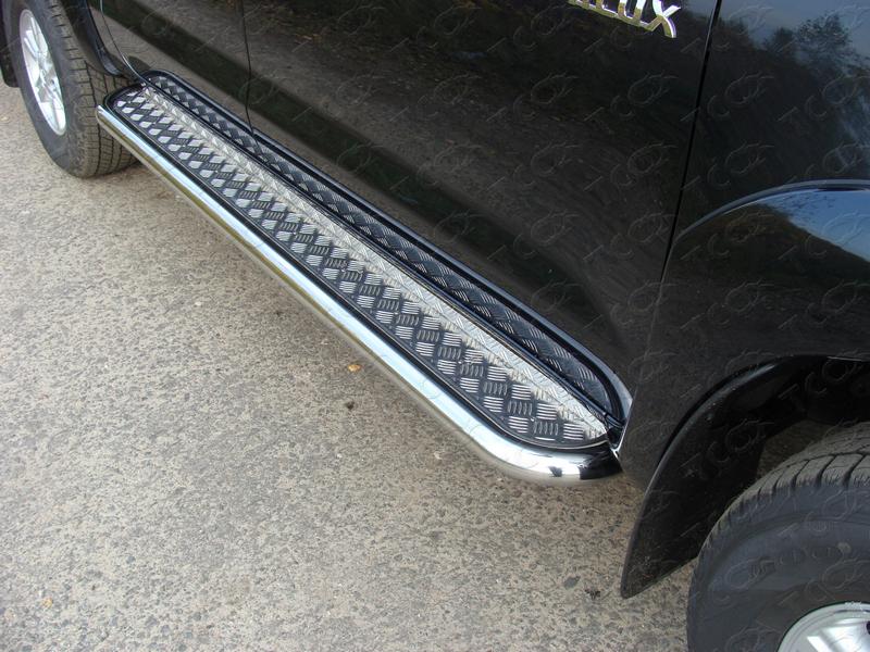 Пороги с площадкой 60,3 мм для автомобиля Toyota Hilux 2011-2015, TCC Тюнинг TOYHILUX12-02