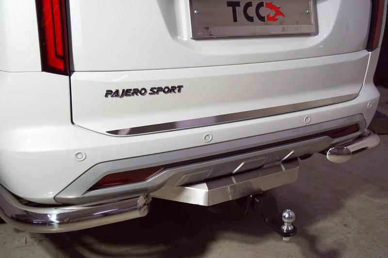 Накладка на заднюю дверь (лист шлифованный) для автомобиля Mitsubishi Pajero Sport 2021- TCC Тюнинг арт. MITPASPOR21-10