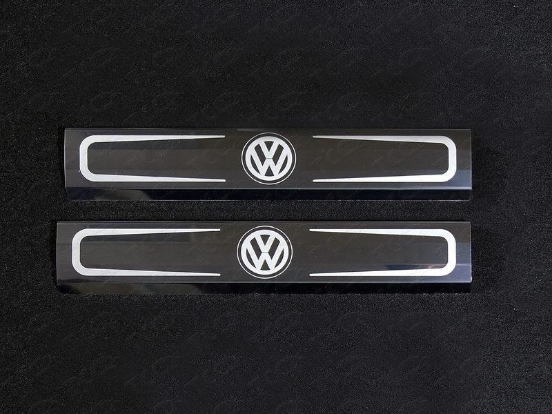 Накладки на пороги внутренние (зеркальные надпись логотип Volkswagen) 2шт для автомобиля Volkswagen Touareg 2014-2018