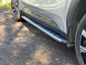 Пороги алюминиевые с пластиковой накладкой (карбон серые) 1820 мм Geely Atlas 2023- арт. GEELEATL23-03GR