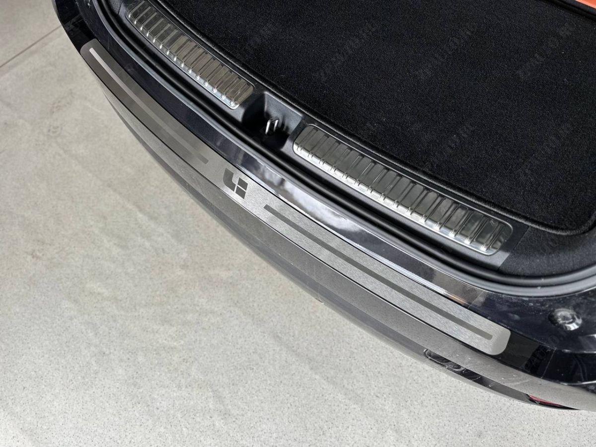 Накладка на задний бампер широкая (лист шлифованный надпись Li) Lixiang L9 2025 арт. LIXL925-02