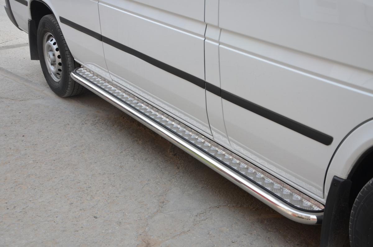 Пороги с накладным листом (средняя база) для автомобиля MERCEDES-BENZ Sprinter 2001 (W905). MBS.01.41-1, Россия
