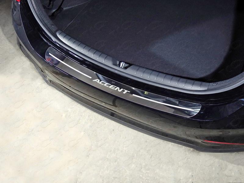Накладка на задний бампер (лист зеркальный надпись Accent) для автомобиля Hyundai Accent 2017-