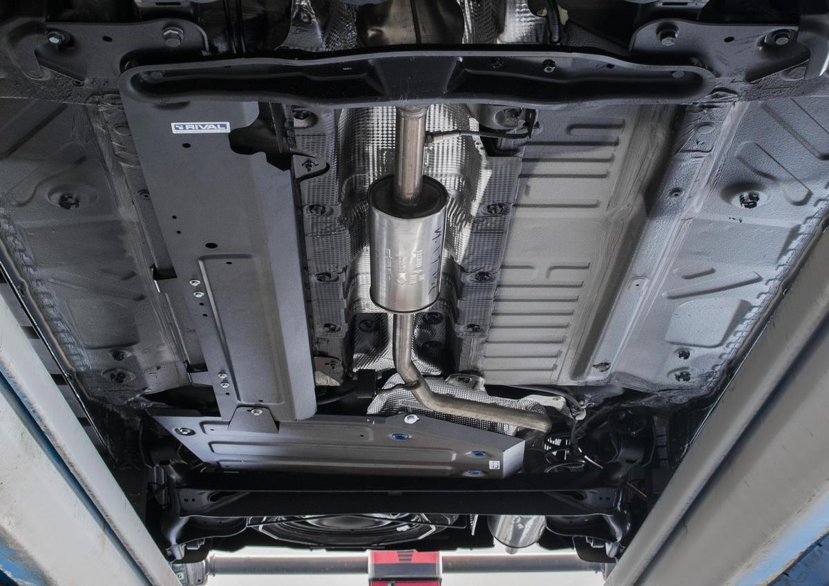 Защита топливного бака Rival для Nissan Terrano III FWD 2014-2017 2017-н.в., сталь 1.8 мм, с крепежом, штампованная, 111.4720.1