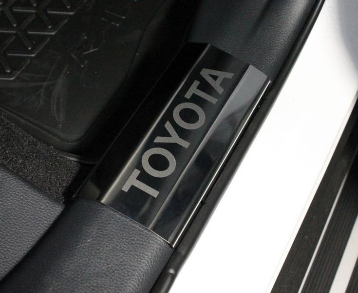 Накладки на пластиковые пороги (лист зеркальный надпись Toyota) 4 шт для автомобиля Toyota Toyota RAV4 2019 арт. TOYRAV19-03