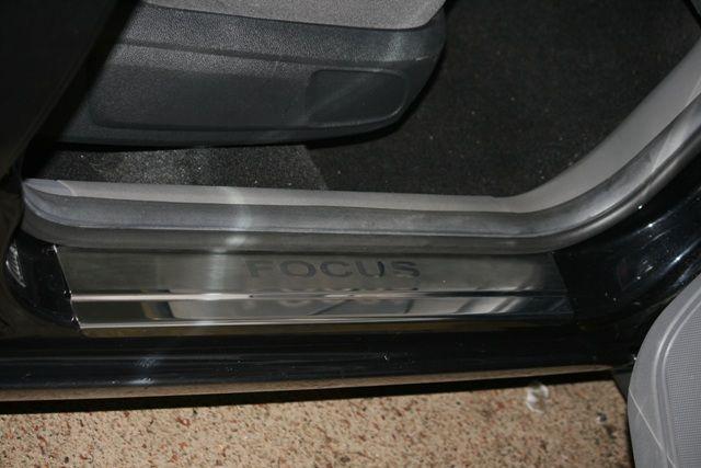 Накладки на внутренние пороги с логотипом на металл для Ford Focus 3D 2005, Союз-96 FFOC.31.3029