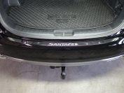 Накладка на задний бампер (лист зеркальный надпись Santa Fe) для автомобиля Hyundai Santa Fe Grand 2016-
