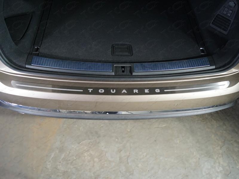 Накладка на задний бампер (лист шлифованный надпись Touareg) для автомобиля Volkswagen Touareg 2018-