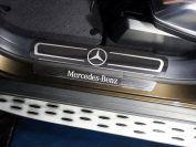 Накладки на пластиковые пороги (лист зеркальный логотип Mercedes) для автомобиля Mercedes-Benz GL 2012-2015
