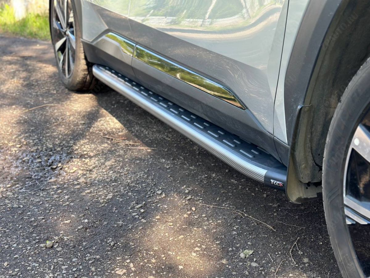 Пороги алюминиевые с пластиковой накладкой (карбон серые) 1820 мм Geely Atlas 2023- арт. GEELEATL23-03GR