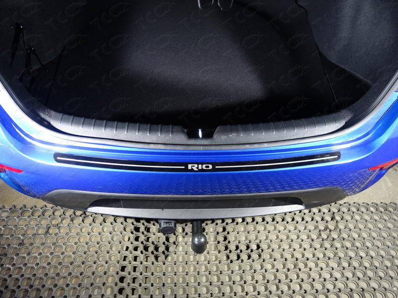 Накладка на задний бампер (лист зеркальный надпись RIO) для автомобиля Kia Rio III 2017-