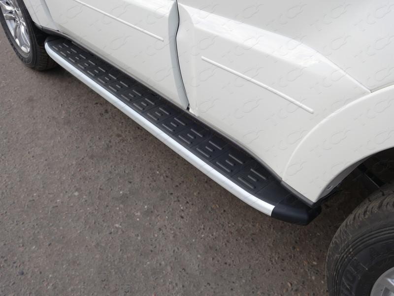 Пороги алюминиевые с пластиковой накладкой 1820 мм для автомобиля Mitsubishi Pajero IV 2014- TCC Тюнинг арт. MITPAJ414-17AL
