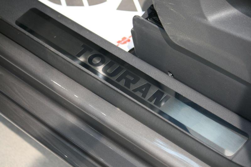 Накладки на внутренние пороги с логотипом на пластик для Volkswagen Touran 2007, Союз-96 VWTU.31.3059