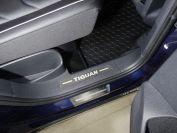 Вставки задние на пластиковые пороги (лист шлифованный надпись Tiguan) 2шт для автомобиля Volkswagen Tiguan 2017-, TCC Тюнинг VWTIGOFR17-57