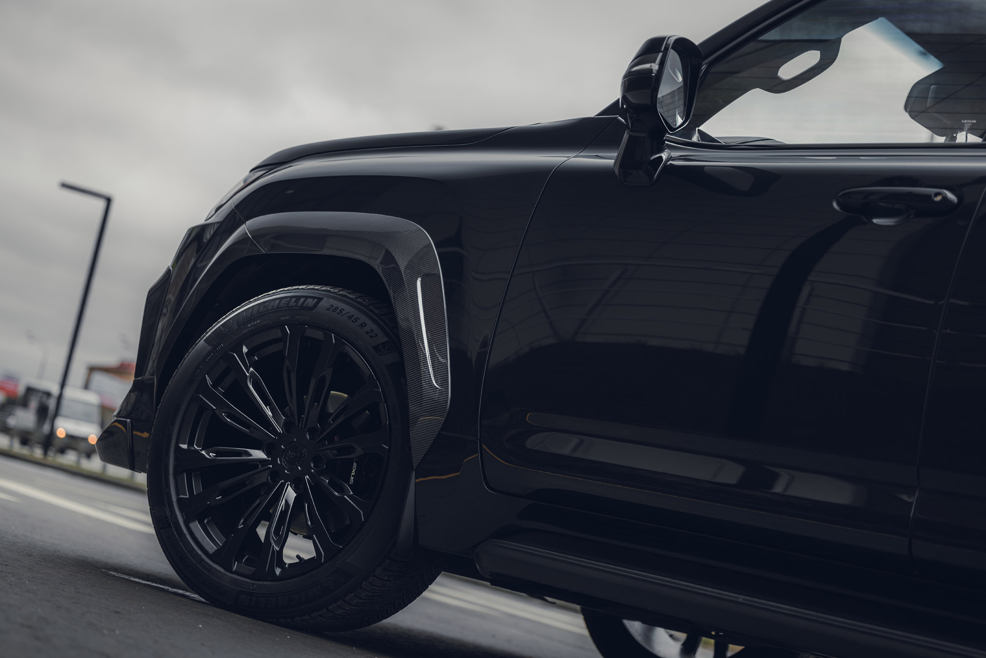 Комплект накладок колесных арок для Lexus LX 500d / LX 600 (карбон) 2022, MTR, арт. MTR-J310-22067C