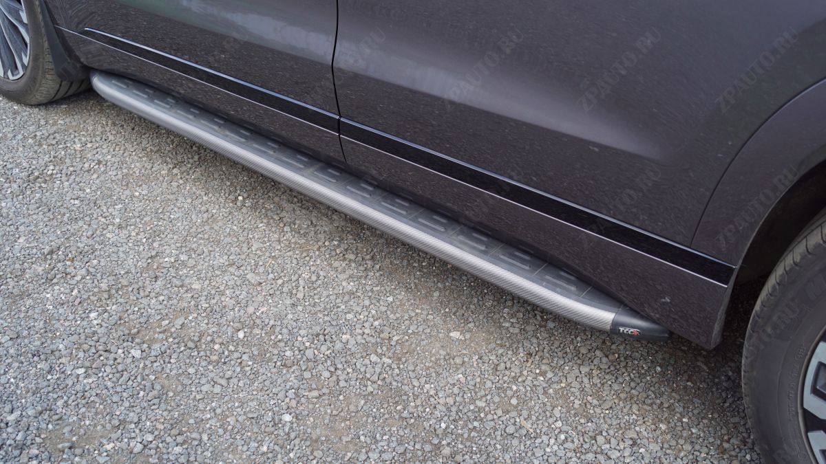 Пороги алюминиевые с пластиковой накладкой (карбон серые) 1820 мм Jaecoo J8 2.0L 4WD 2024 арт. JAECOOJ824-06GR