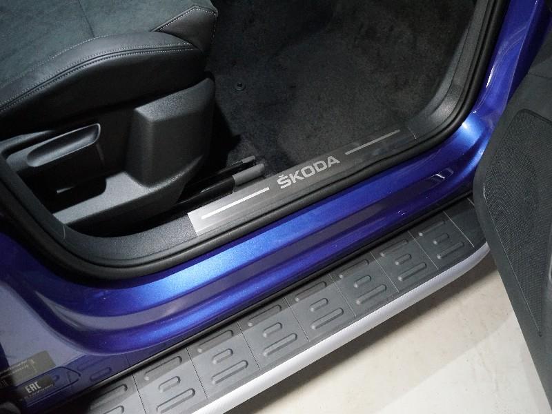 Накладки на пластиковые пороги (лист шлифованный надпись Skoda) 4шт для автомобиля Skoda Karoq 2020- TCC Тюнинг арт. SKOKAR20-09