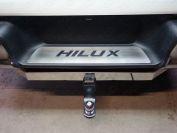 Накладка на задний бампер (лист шлифованный надпись HILUX) для автомобиля Toyota Hilux 2015-