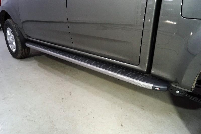 Пороги алюминиевые с пластиковой накладкой (карбон серые) 2220 мм для автомобиля Great Wall Wingle 7 4WD 2.0 TD 2020- TCC Тюнинг арт. GRWALWING720-16GR