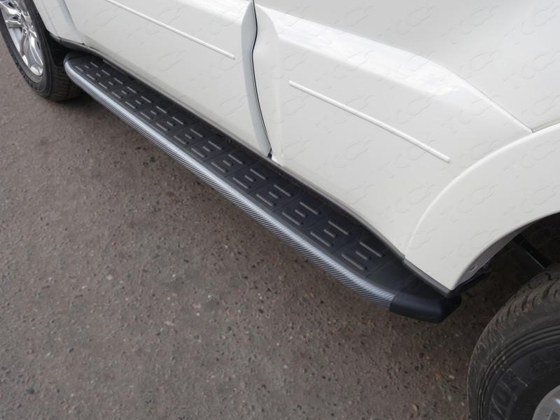 Пороги алюминиевые с пластиковой накладкой (карбон черные) 1820 мм для автомобиля Mitsubishi Pajero IV 2014- TCC Тюнинг арт. MITPAJ414-17BL