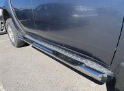 Пороги труба с проступью с алюминиевым уголком для автомобиля Mitsubishi L200  2015 арт. MSL200.15.93-1