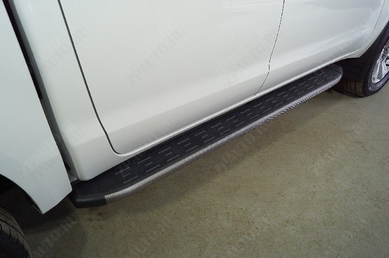 Пороги алюминиевые с пластиковой накладкой (карбон серые) 1920 мм Sollers ST8 2025- арт. SOLST825-04GR