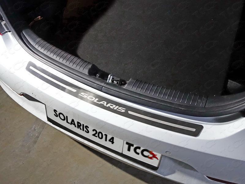 Накладка на задний бампер (лист шлифованный с надписью Solaris) (только хетчбэк) для автомобиля Hyundai Solaris (седан/хетчбэк) 2014-2017