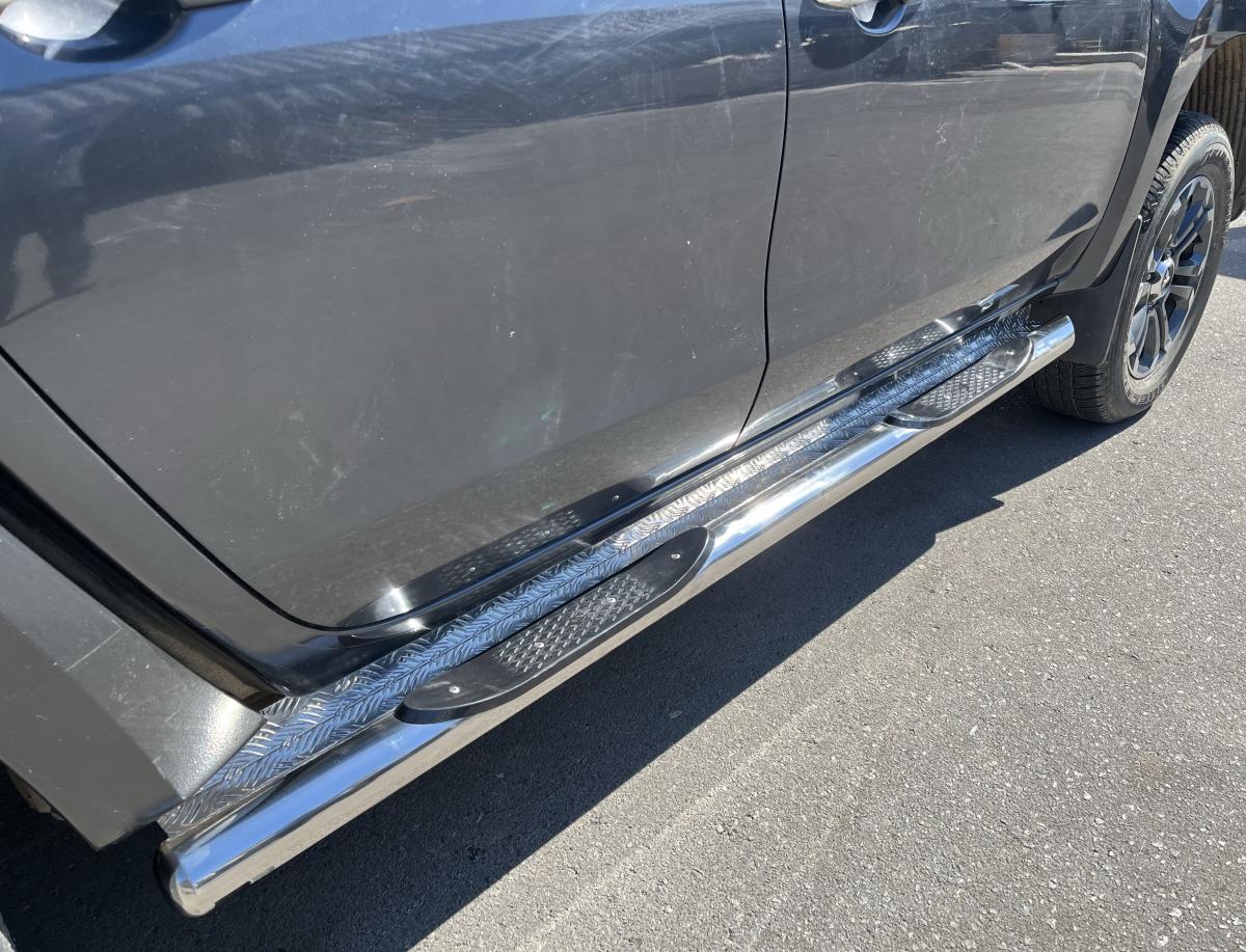 Пороги труба с проступью с алюминиевым уголком для автомобиля Mitsubishi L200  2019 арт. MSL200.19.93-1