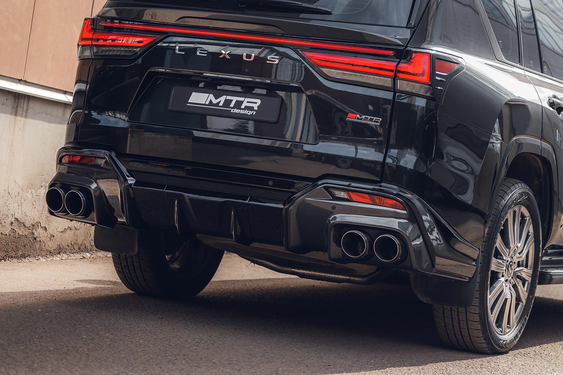 Облицовка заднего бампера в сборе со сдвоенн кругл насадками для Lexus LX 500d / LX 600 (под покраску/карбон) 2022, MTR, арт. MTR-J310-22003C
