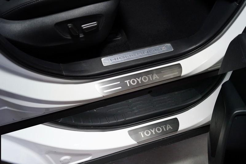 Накладки на пороги (лист шлифованный надпись Toyota) 4 шт для автомобиля Toyota Highlander 2020- арт. TOYHIGHL20-04