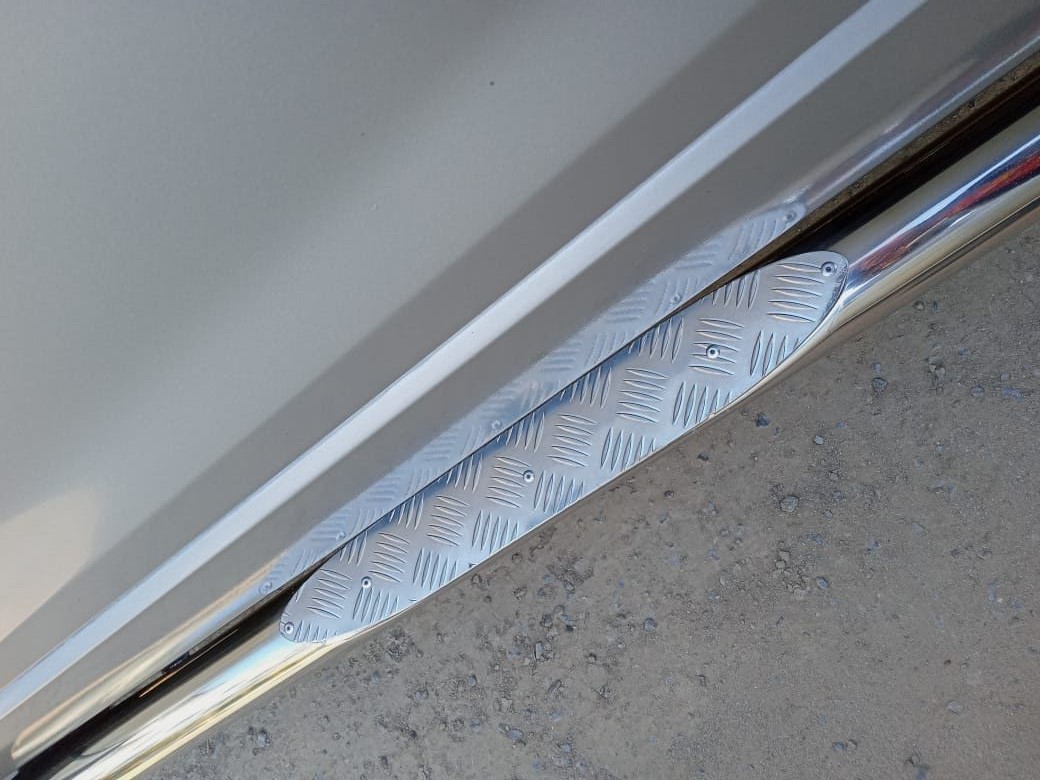 Пороги труба с проступью из алюминиевого рифленого листа для автомобиля SUZUKI Grand Vitara 2013 арт. SGV.13.93-1