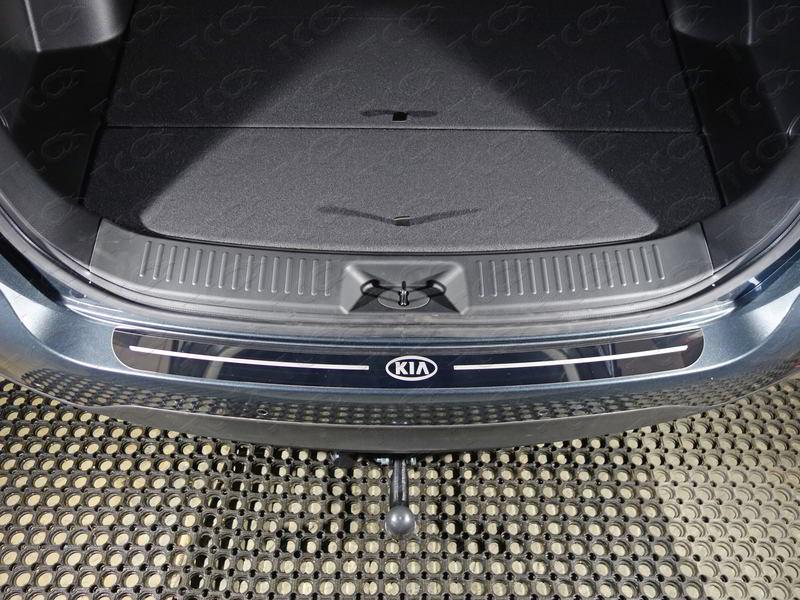 Накладка на задний бампер (лист зеркальный логотип KIA) для автомобиля Kia Sorento 2012-