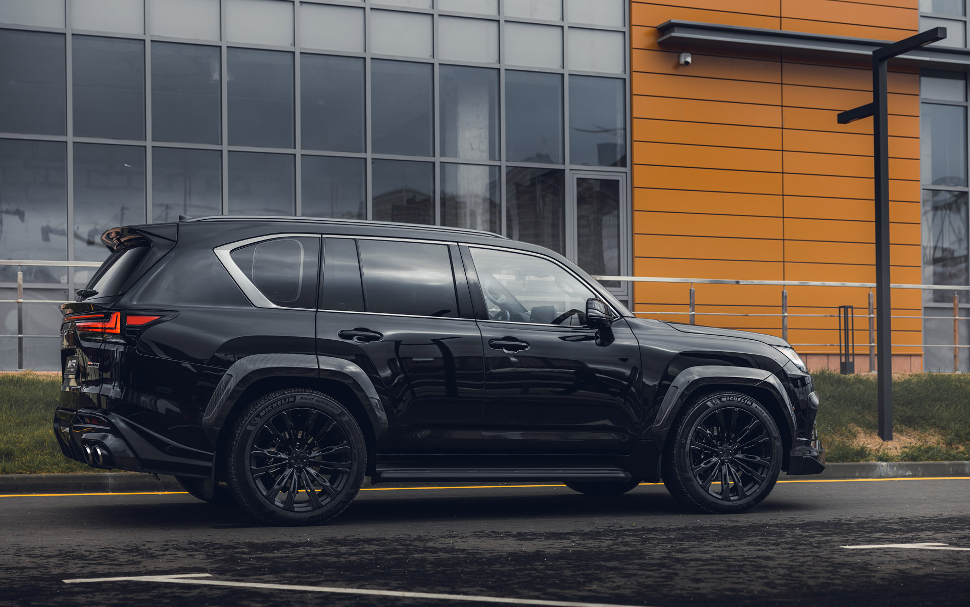 Комплект накладок колесных арок для Lexus LX 500d / LX 600 (карбон) 2022, MTR, арт. MTR-J310-22067C