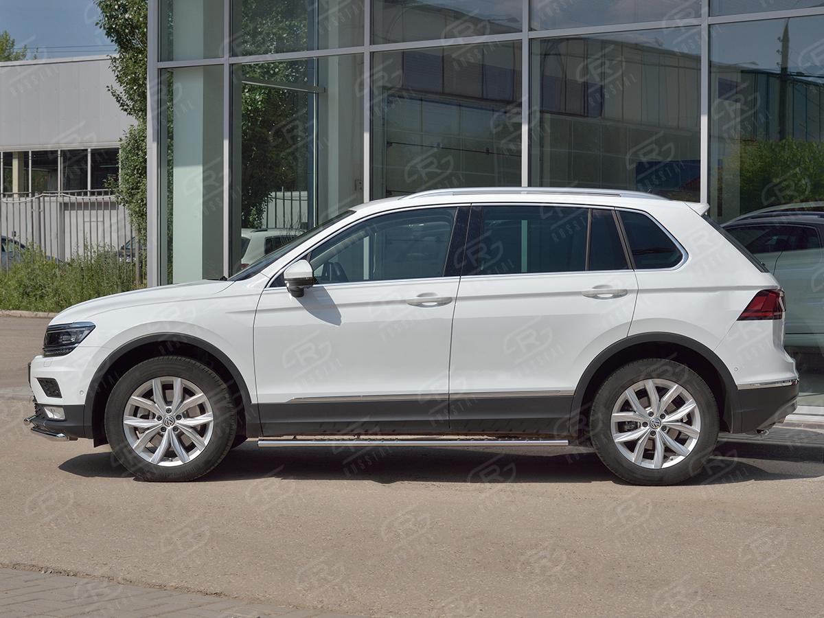 VOLKSWAGEN TIGUAN 2020- (кроме R-LINE) Пороги труба 75х42 овал с проступью VGO-003575