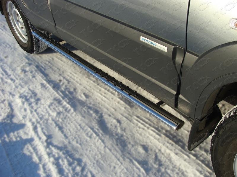 Пороги овальные с проступью 75×42 мм для автомобиля Chevrolet Niva (Bertone Edition) 2011-, TCC Тюнинг CHEVNIV12-02