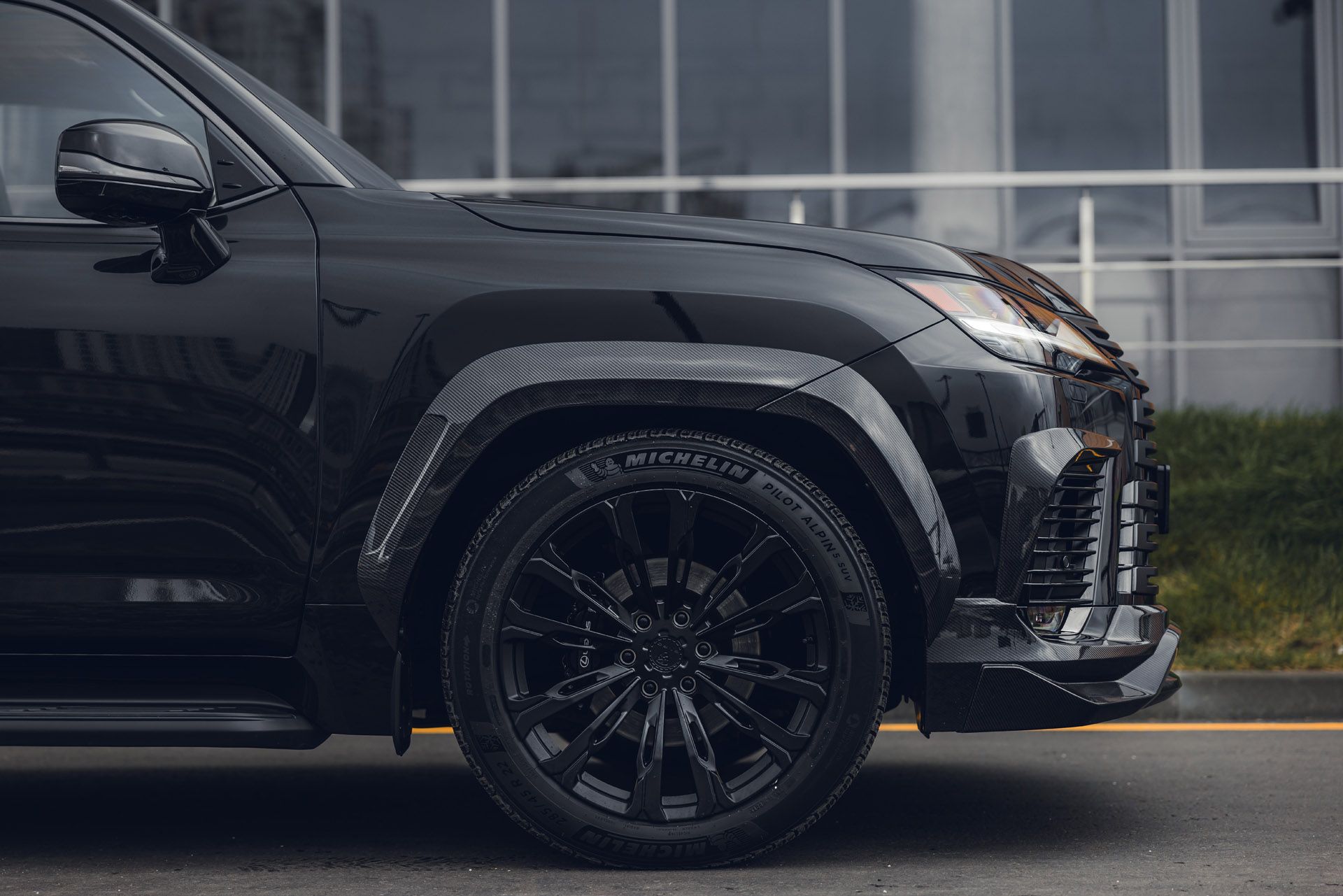 Комплект накладок колесных арок для Lexus LX 500d / LX 600 (карбон) 2022, MTR, арт. MTR-J310-22067C