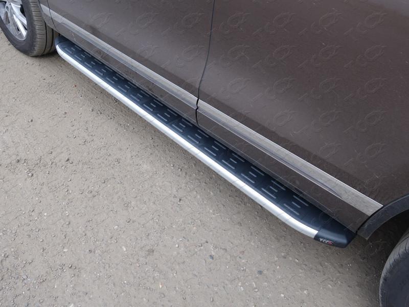 Пороги алюминиевые с пластиковой накладкой (1920 из 2-х мест) для автомобиля Volkswagen Touareg 2014-2018 TCC Тюнинг арт. VWTOUAR14-07AL