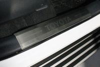 Накладки на пластиковые пороги (лист шлифованный надпись Toyota) 4 шт для автомобиля Toyota Toyota RAV4 2019 арт. TOYRAV19-04
