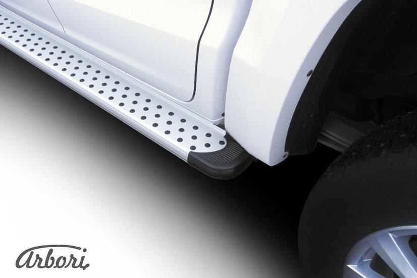 Пороги-подножки алюминиевые Arbori Standart Silver серебристые на Volkswagen Amarok 2016, артикул AFZDAALVWAM1605, Arbori (Россия)