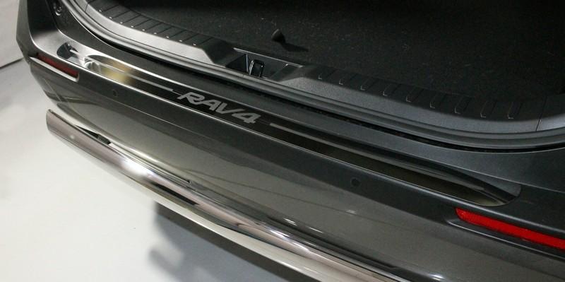 Накладка на задний бампер (лист зеркальный надпись RAV4) для автомобиля Toyota Toyota RAV4 2019 арт. TOYRAV19-11