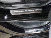 Накладки на пороги (лист шлифованный надпись Grand Cherokee) 4шт для автомобиля Jeep Grand Cherokee 2017-