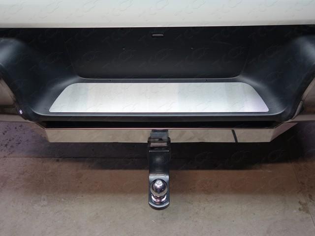 Накладка на задний бампер (лист зеркальный) для автомобиля Toyota Hilux 2015-