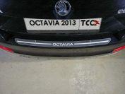 Накладка на задний бампер (лист шлифованный надпись Octavia) для автомобиля Skoda Octavia 2013-