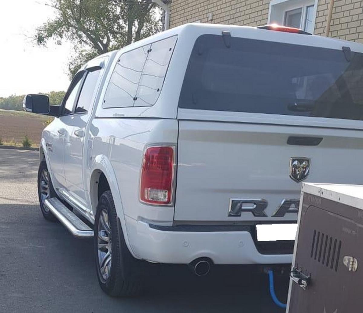 Пороги с накладным листом для автомобиля Dodge RAM арт. DR1500.43